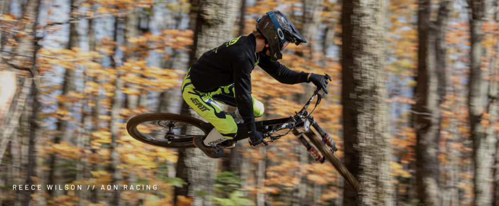 Reece Wilson di AON Racing indossa casco ATB-3 Helmets per BMX e downhill, progettato per massima protezione e performance in gara.